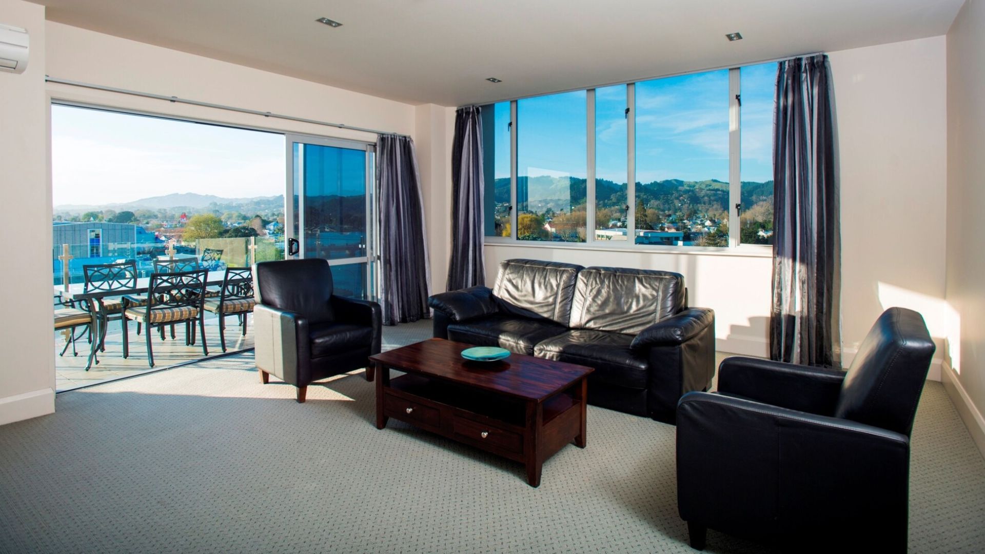 Coastal View Livingroom Emerald Hotel Gisborne