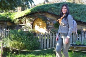 Hobbiton Movie Set Day Tour Woman Take Photo With Set 1080×720