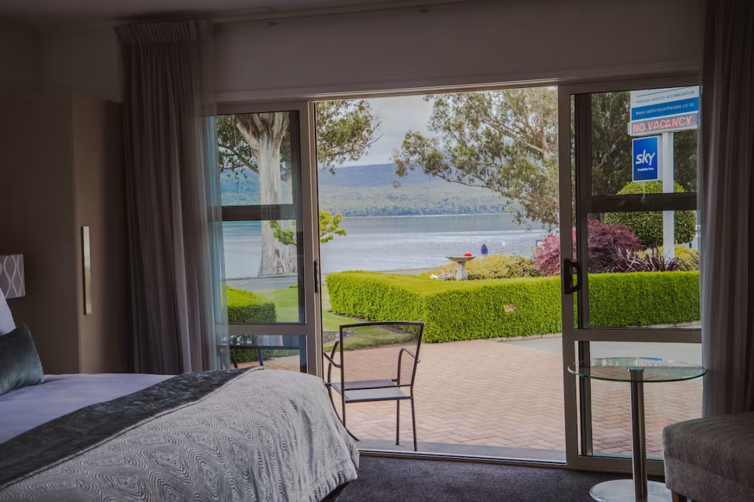 Radfords On The Lake Room And Exterior View