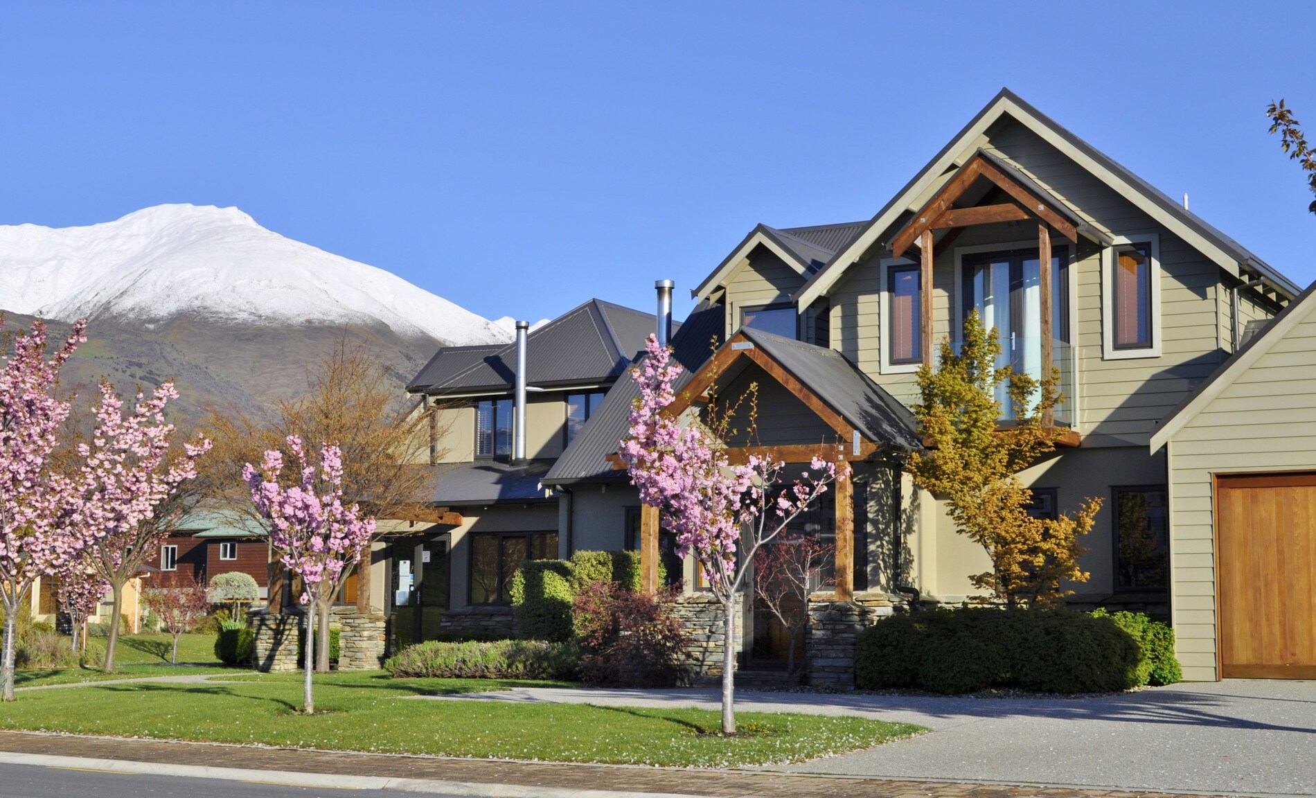 Wanaka Hotel with mountain view