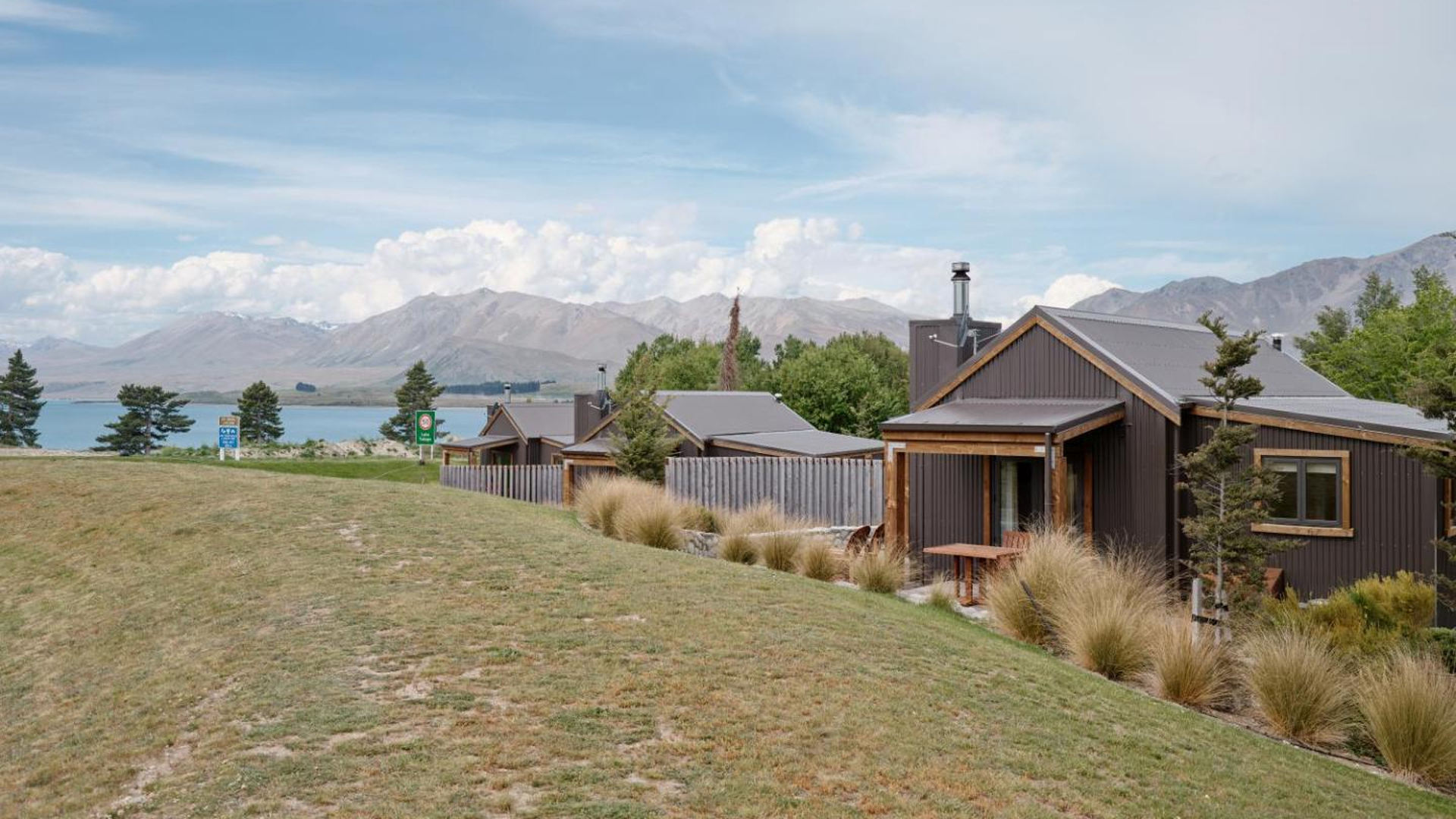 Alpine Lodges Exterior Mountain View