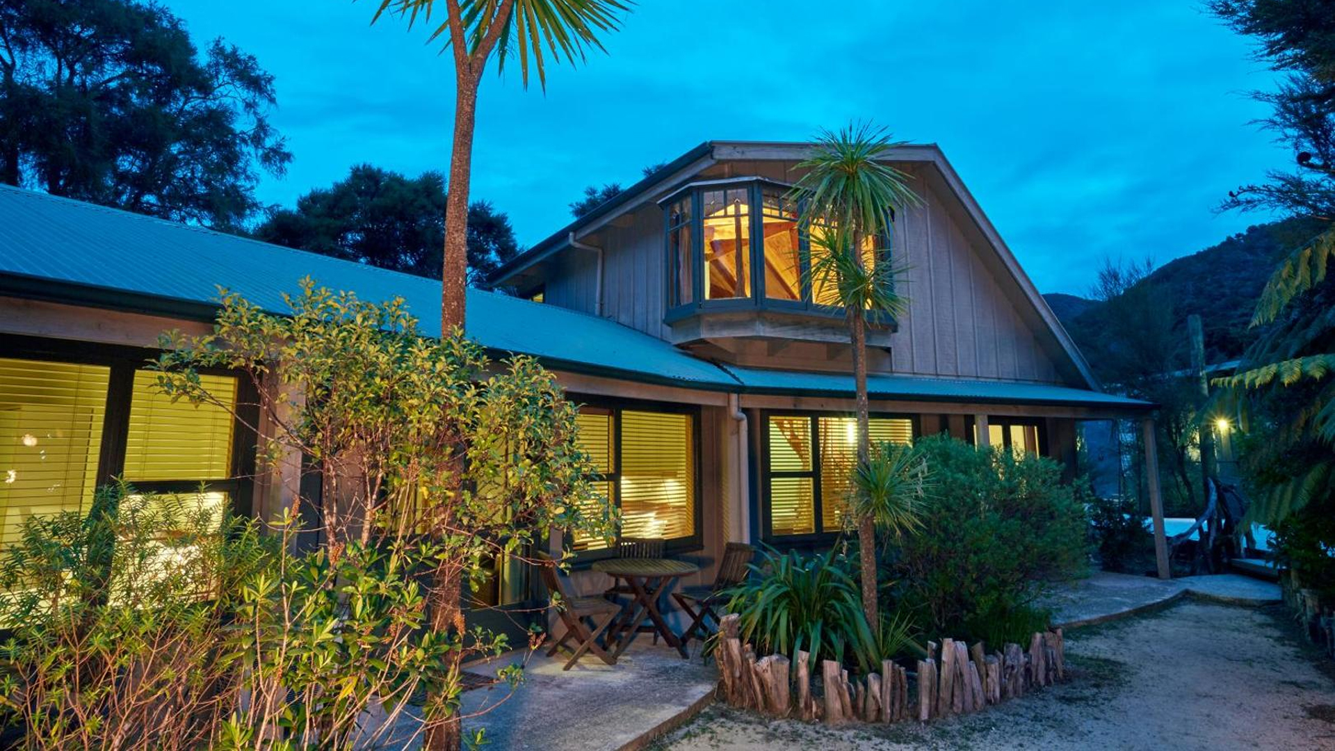 Awaroa Lodge Exterior