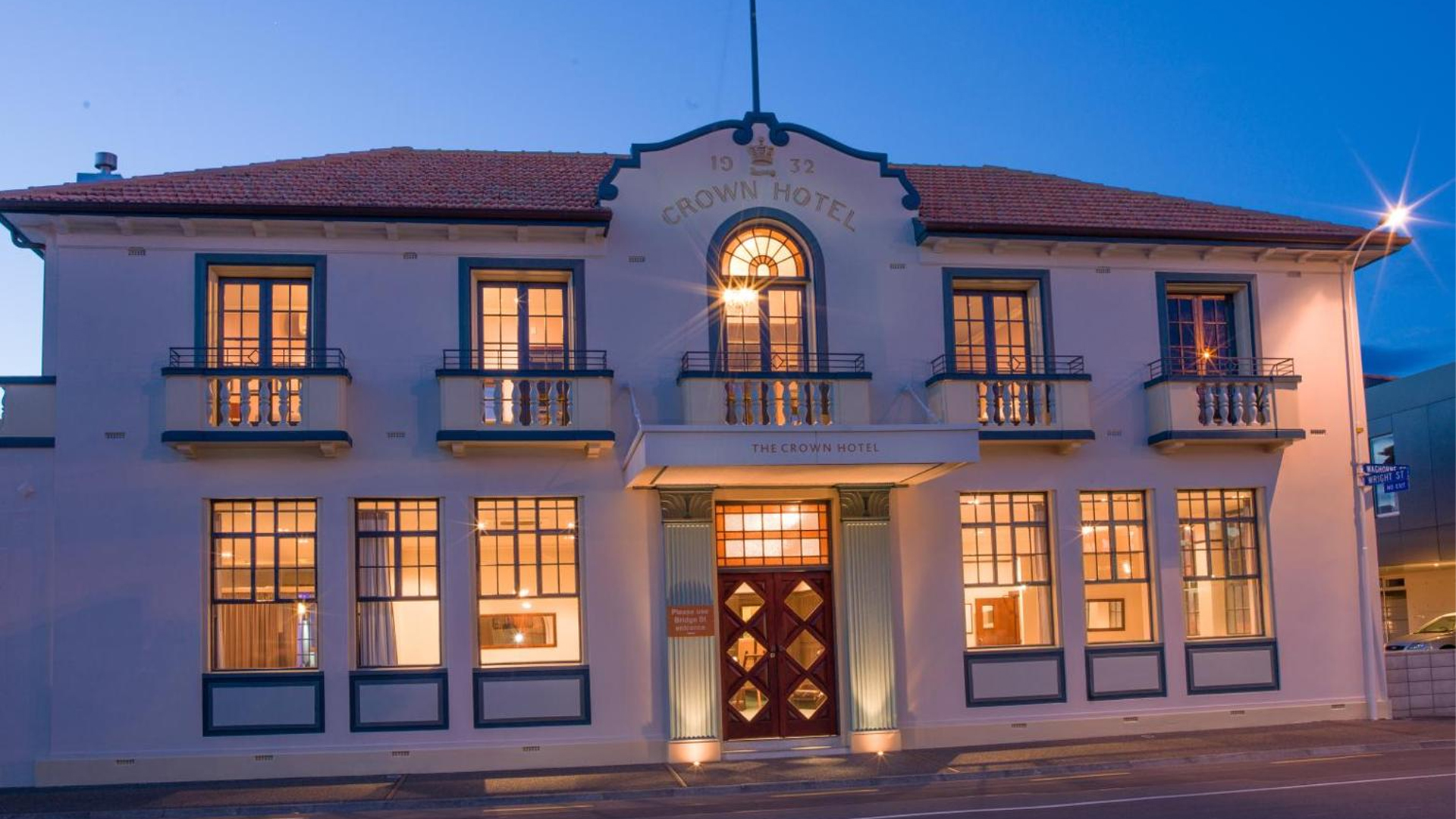 Crown Hotel Exterior