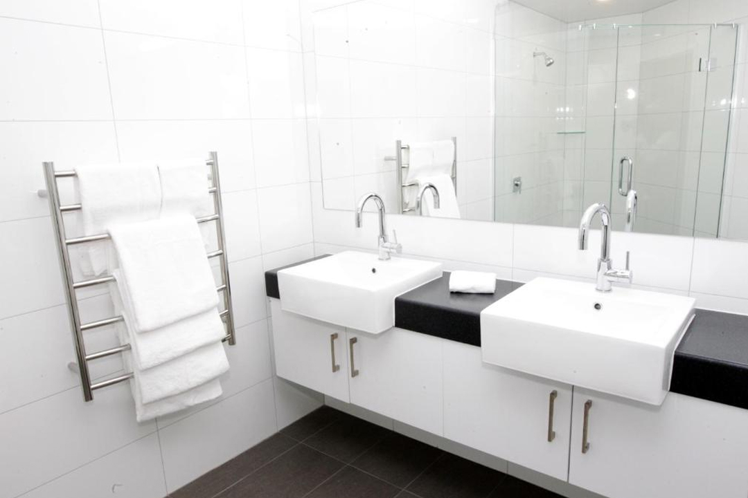 East Pier Hotel Bathroom