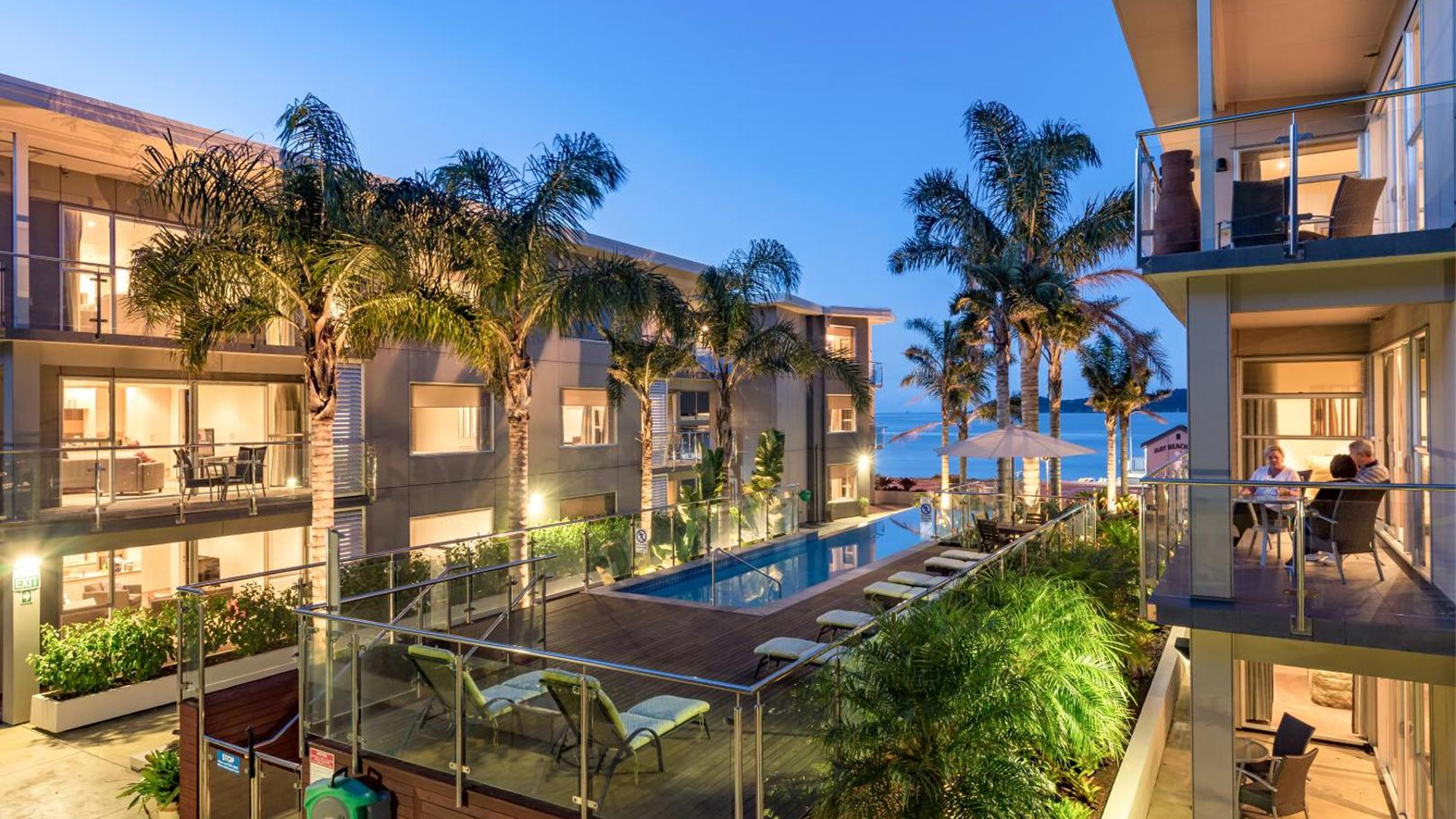 Edgewater Palms Apartments Exterior With Pool