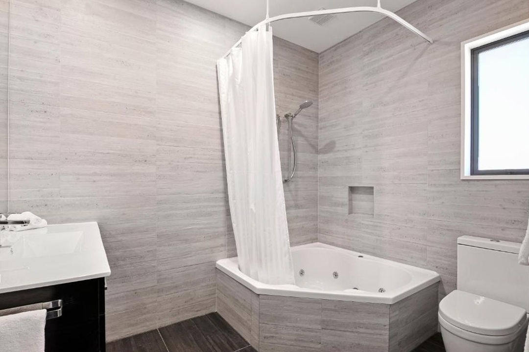 Grand Suites Murchison Bathroom