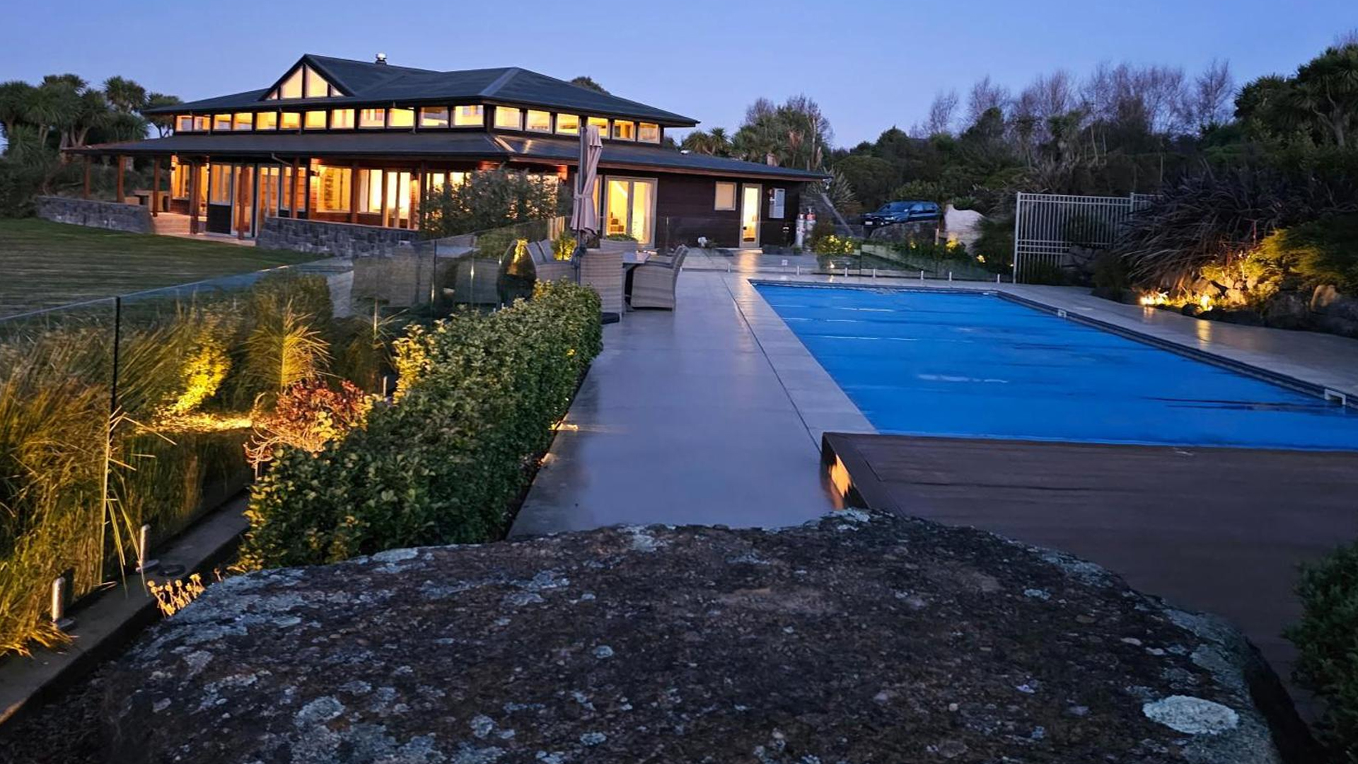 Kakahu Lodge Exterior With Pool