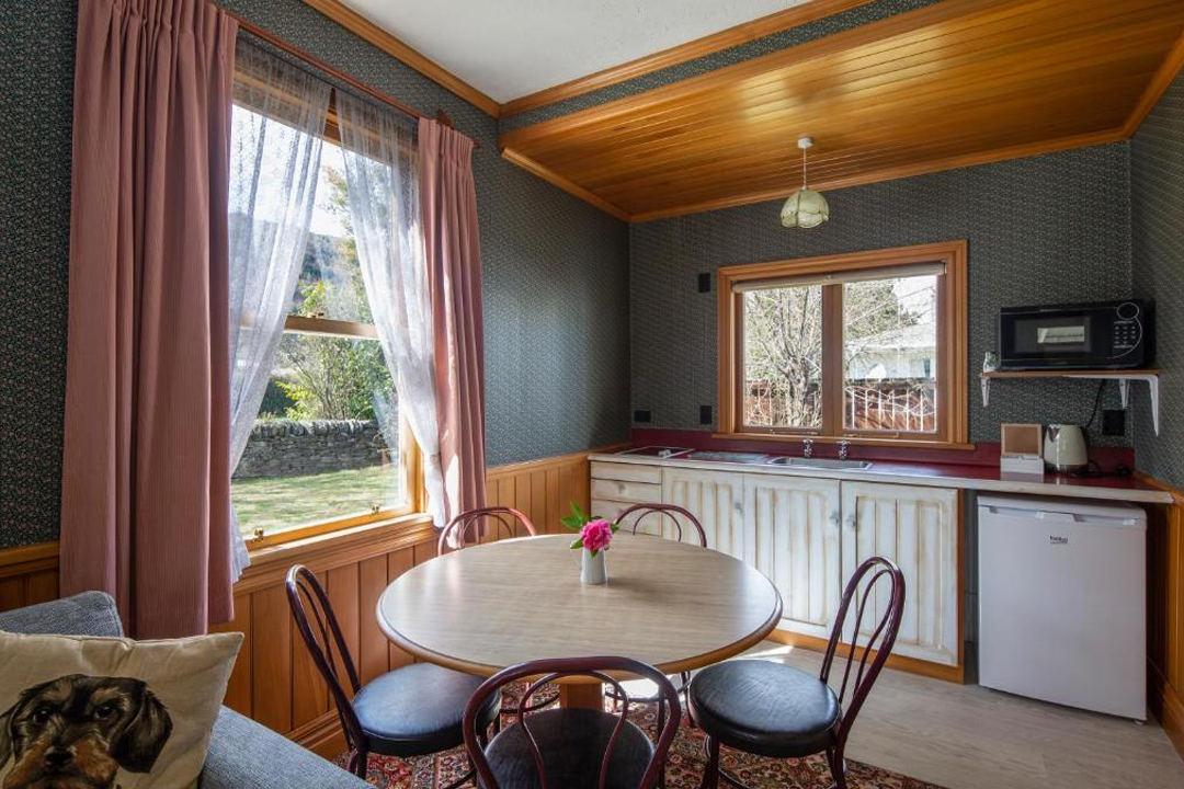 Settlers Cottage Motel Kitchen