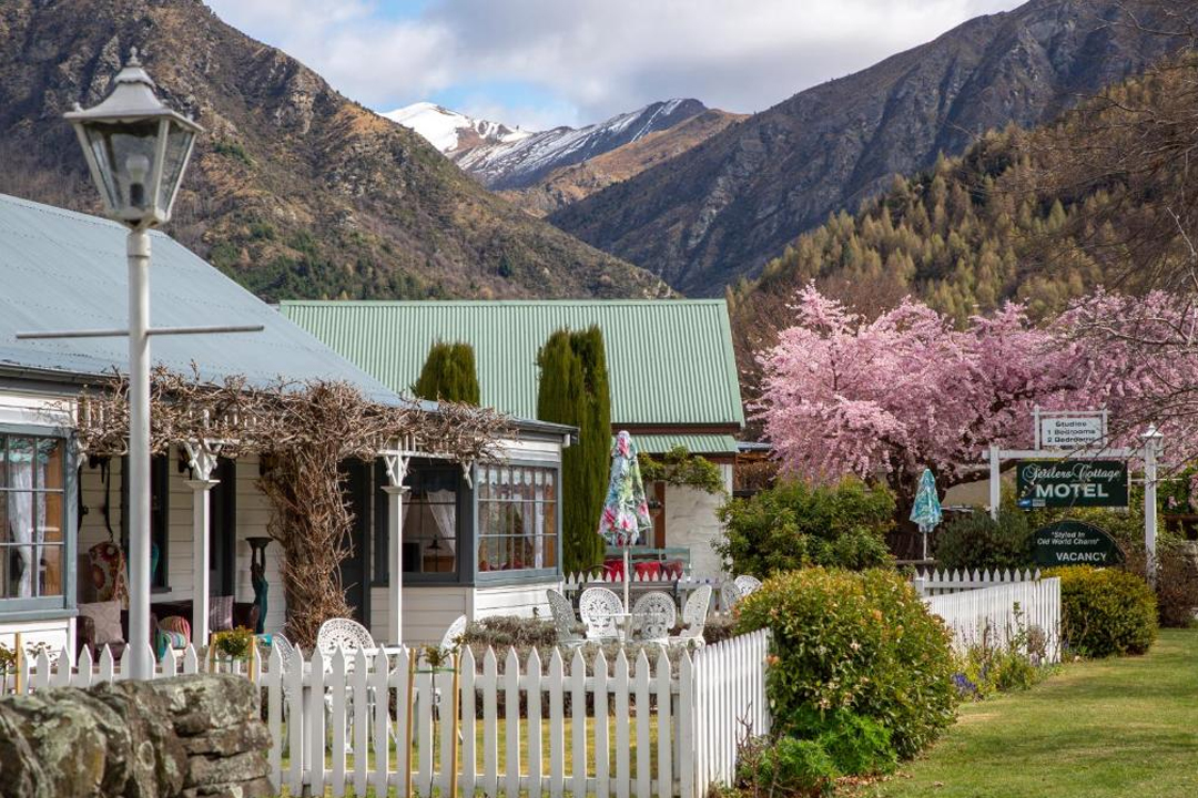Settlers Cottage Motel Outdoor Seating Area