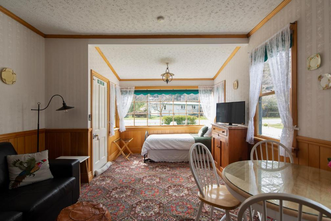 Settlers Cottage Motel Room With Bed