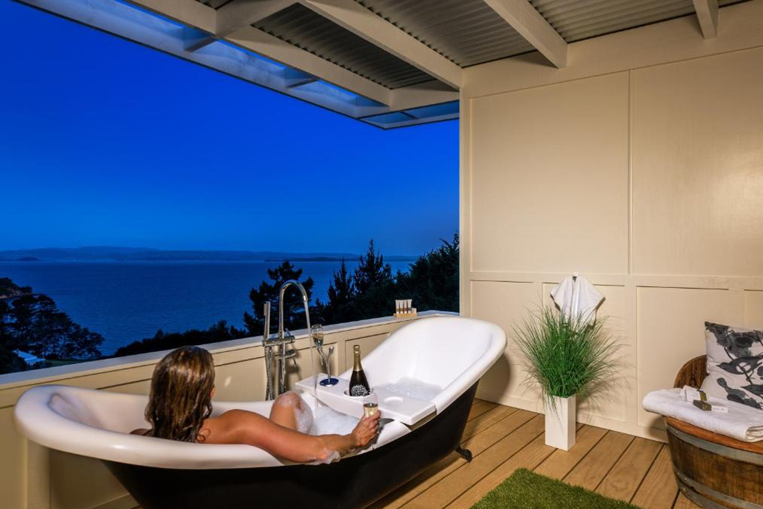 Woodside Bay Chalets Outdoor Tub
